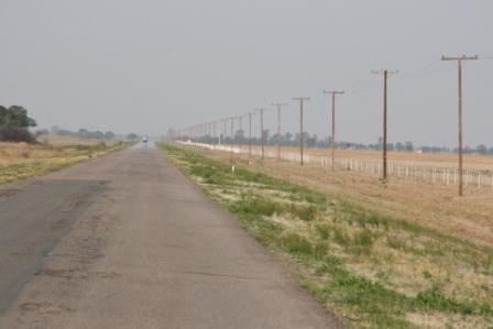 Gerade Straen durch weites Steppenland